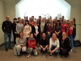 Gruppenfoto einer Besuchergruppe im Bundestag, Auszubildende