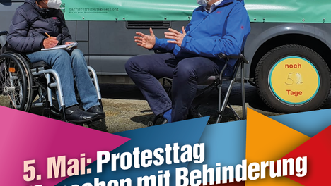 Sören Pellmann unterhält sich auf einer Demonstration mit einer Person im Rollstuhl.