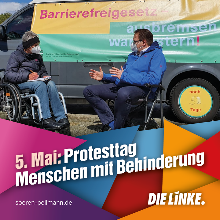 Sören Pellmann unterhält sich auf einer Demonstration mit einer Person im Rollstuhl.