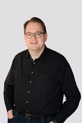 Porträtfoto von Sören Pellmann in schwarzem Hemd