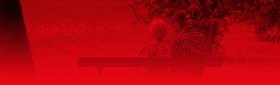 Rot eingefärbtes Bild: Ein Rentner-Ehepaar, was auf einer Bank in einem Park sitzt.