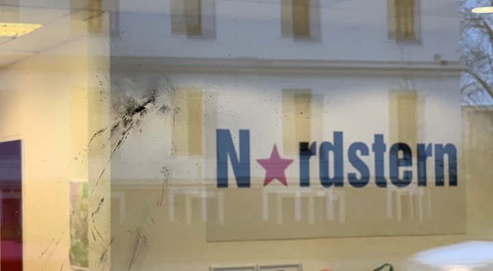 Foto von Spuren einer Böllerexplosion an der Fensterscheibe des Nordstern