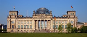 Frontalansicht des Reichstagsgebäudes in Berlin