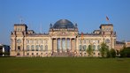 Frontalansicht des Reichstagsgebäudes in Berlin