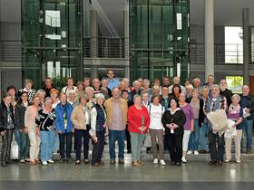Gruppenfoto einer Besuchergruppe im Deutschen Bundestag